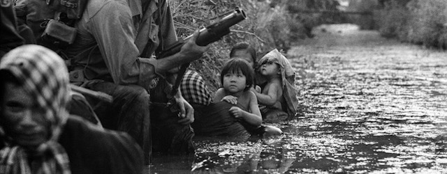 Bambini sudvietnamiti guardano un soldato americano con in mano un lancia-granate a Bao Trai, 1 gennaio 1966. (AP Photo/Horst Faas)