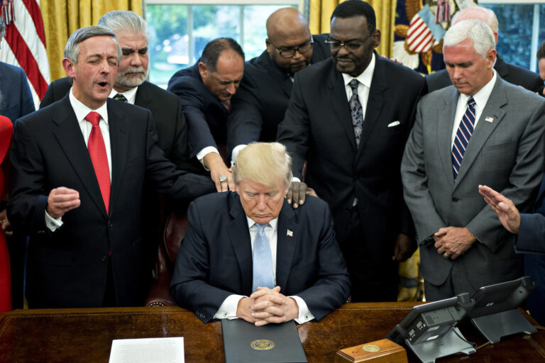 trump-evangelicals-support-20171006
